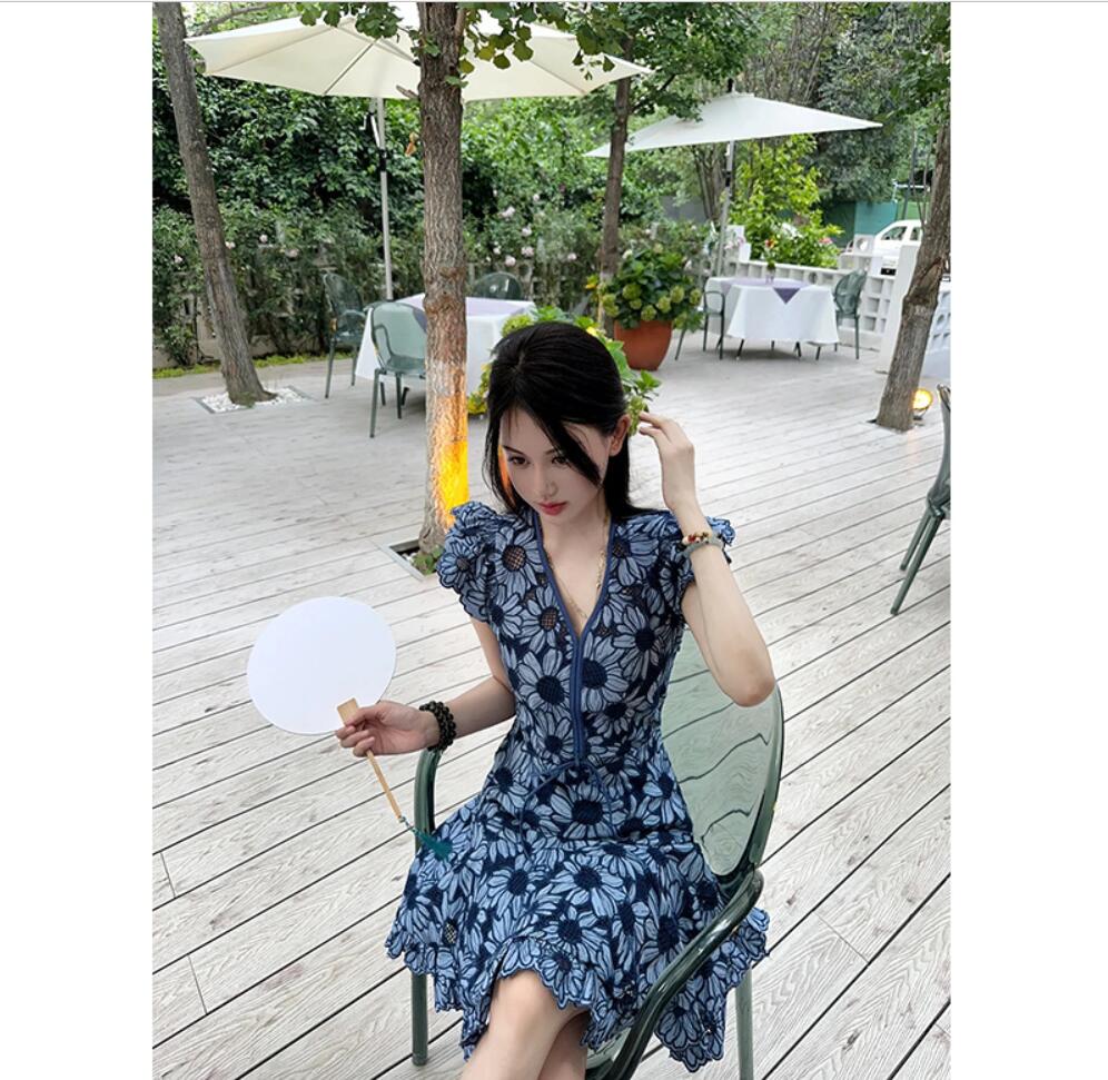 French dress 24 new sand/ro summer women's V-neck hollowed out small wrinkled chrysanthemum embroidery bubble sleeve skirt blue