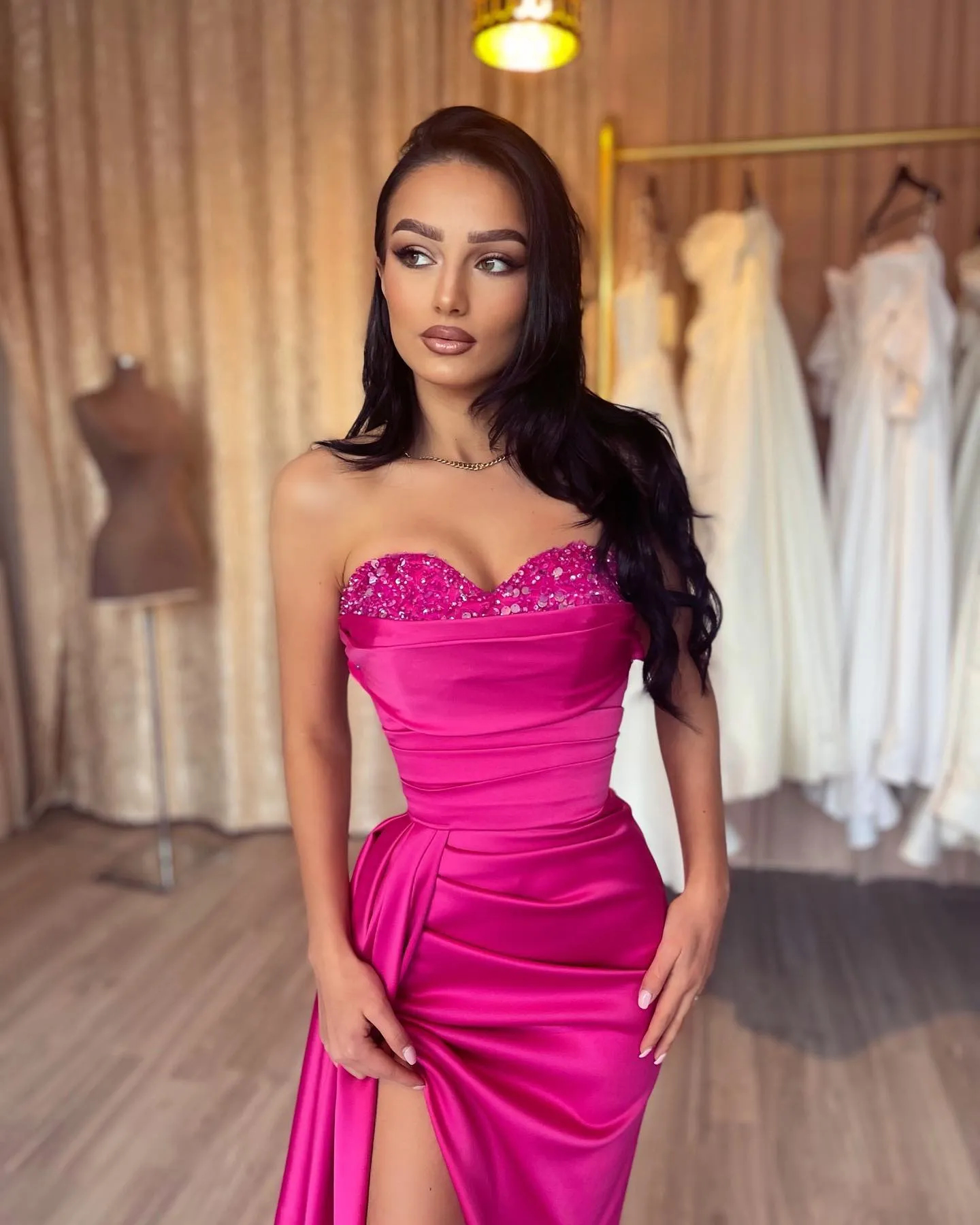 2024 Sexy Side Split Long Prom Dresses Sequin Crystal Beaded Sweetheart Neck Sleeveless Satin Simple Special Occasion Gowns Fuchsia Birthday Pageant E