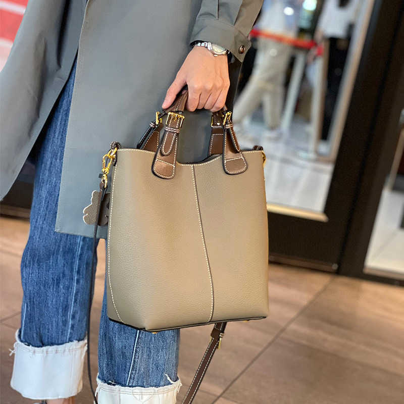 Shoulder Bags Women s 2024 New Genuine Leather Bag Fashionable Commuting Handbag Small and High End One Crossbody Bucket 240318