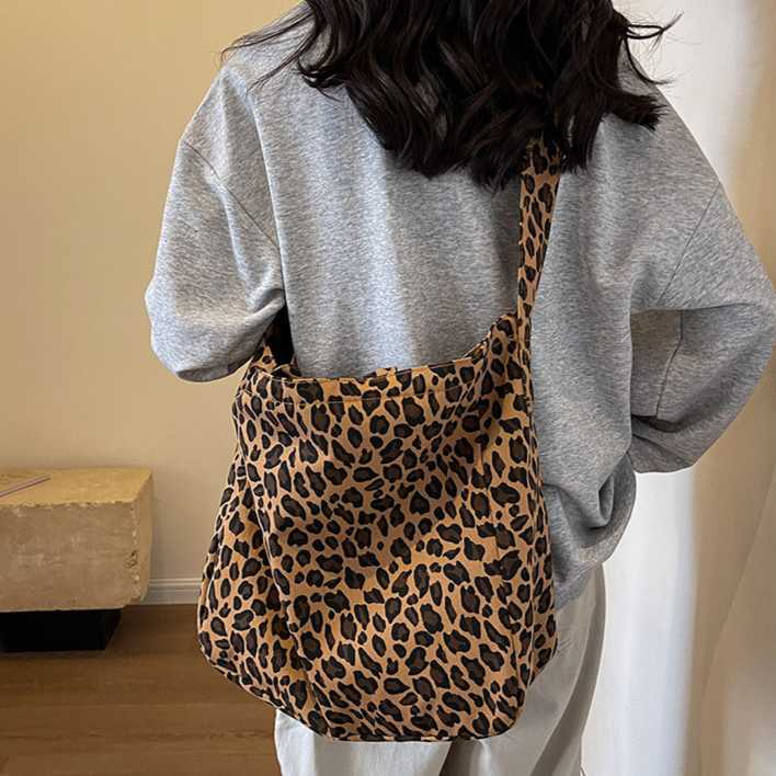 Japanese nd Korean Versatile Corduroy Shoulder Canvas Bag Crossbody Bag Fashion Leopard Pattern Bag Large Capacity Women's Shopping Bag 240315