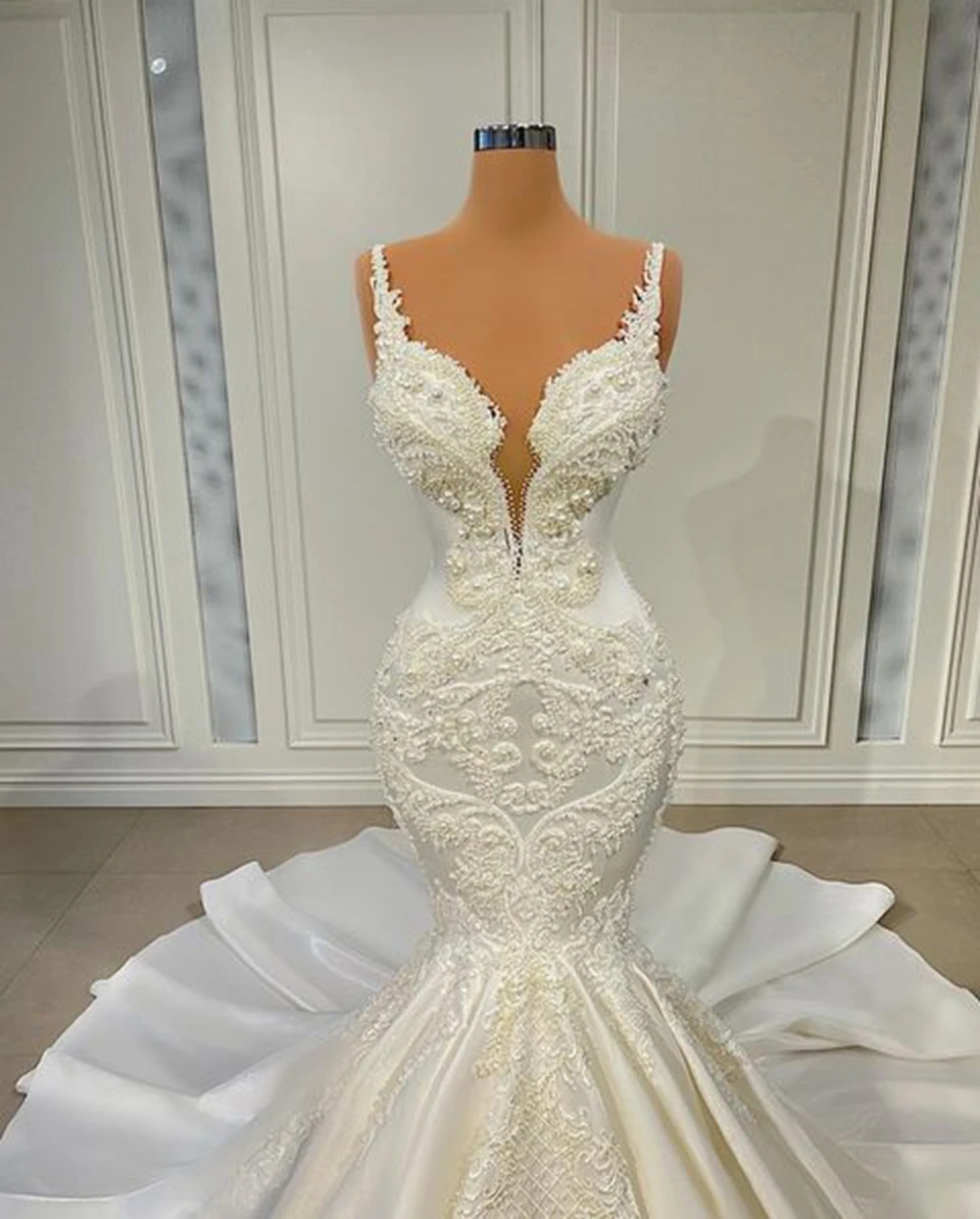 Sexy Mermaid Satin Dress 2024 New V-Neck Sleeveless Pearls Lace Appliques Dubai Arabic African Bridal Wedding Gowns 0213