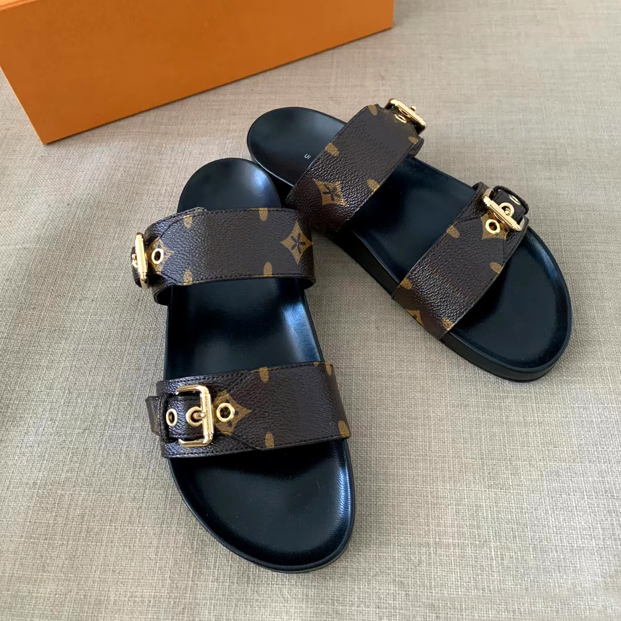 Sandals Famous Shoes Designer Designer Mens Women Flats Platform Shoes Ladies Beach Effortlessly Stylish Slides Straps with Adjusted Gold Buckles A10