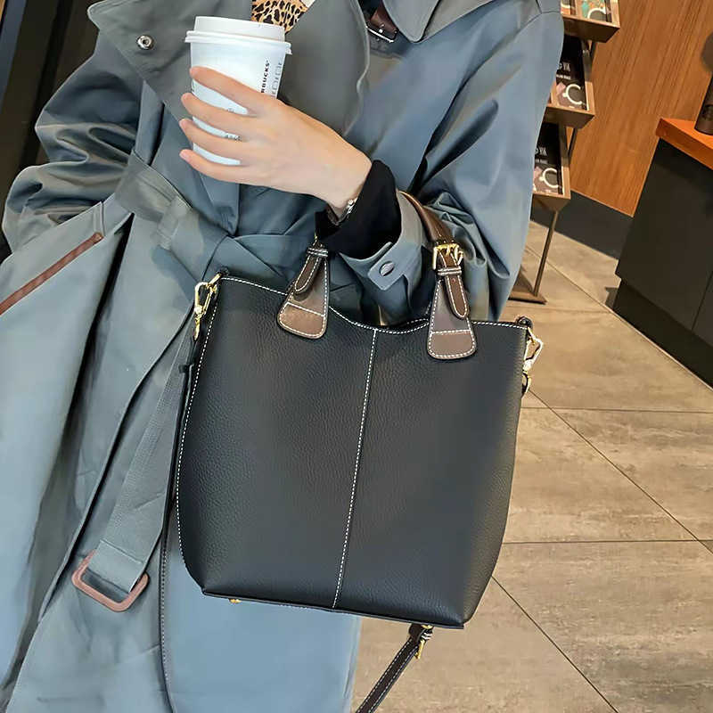 Shoulder Bags Women s 2024 New Genuine Leather Bag Fashionable Commuting Handbag Small and High End One Crossbody Bucket 240318