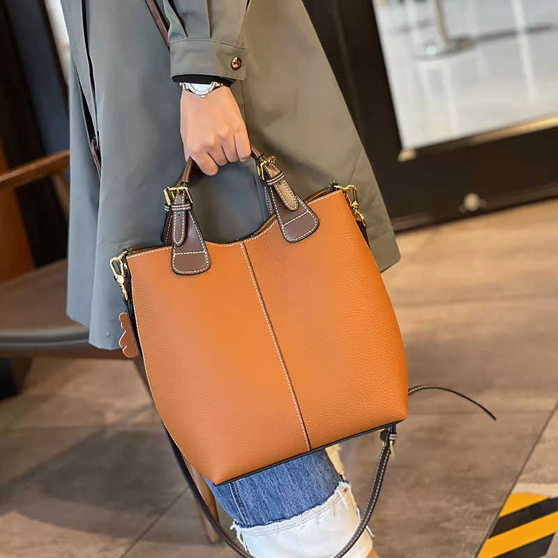 Shoulder Bags Women s 2024 New Genuine Leather Bag Fashionable Commuting Handbag Small and High End One Crossbody Bucket 240318