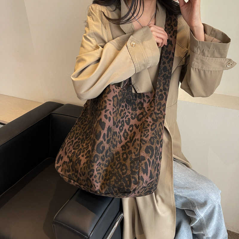 Japanese nd Korean Versatile Corduroy Shoulder Canvas Bag Crossbody Bag Fashion Leopard Pattern Bag Large Capacity Women's Shopping Bag 240315