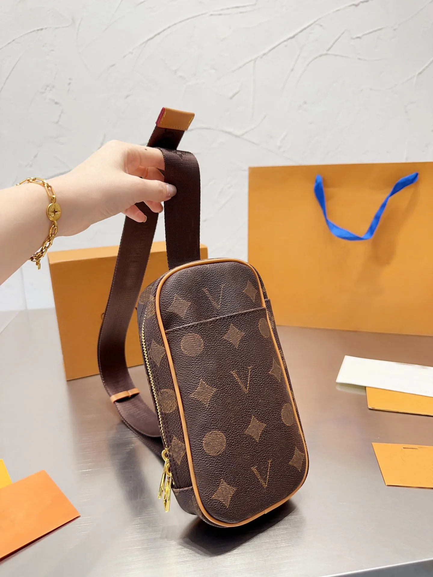 Tote Designer Genuine New Leather Bumbag Wasit Chest Clutch Handbag Shoulder Crossbody Messenger Package Sports Bag 2024