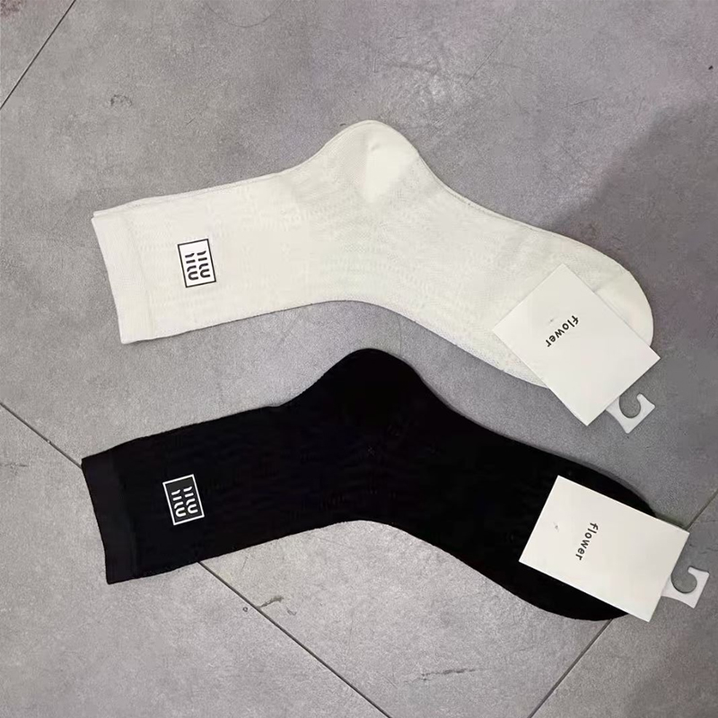 Women Girl Cute Letter Striped Socks 2 Colors Letter Cotton Breathable Sock for Sport Daily Wear