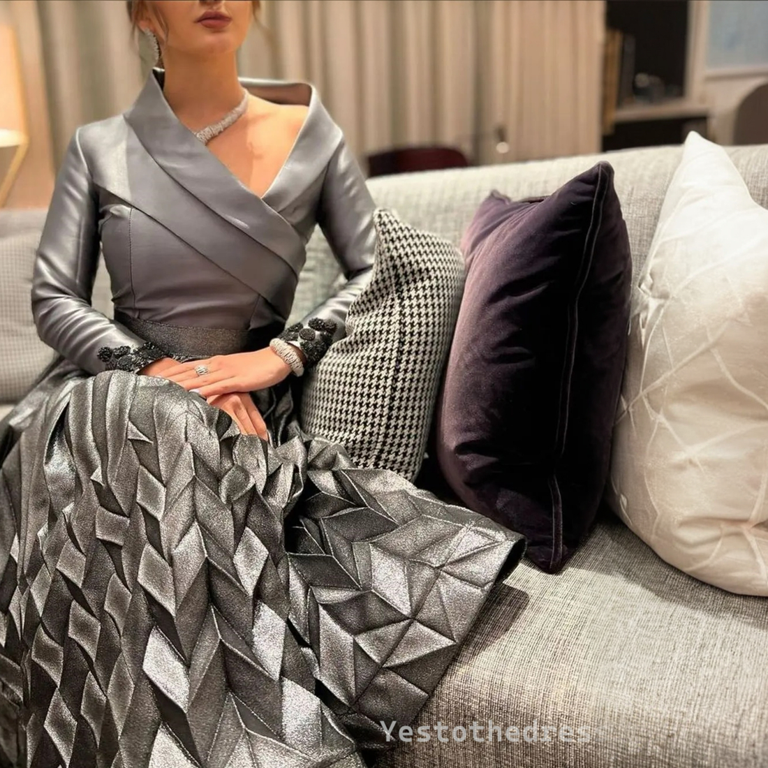 2024 Silver Mother of the Bride Gowns Formal Dresses for Women Short T Length Unique Neck Elegant Long Sleeves Pleated Groom's Mother Dress for W