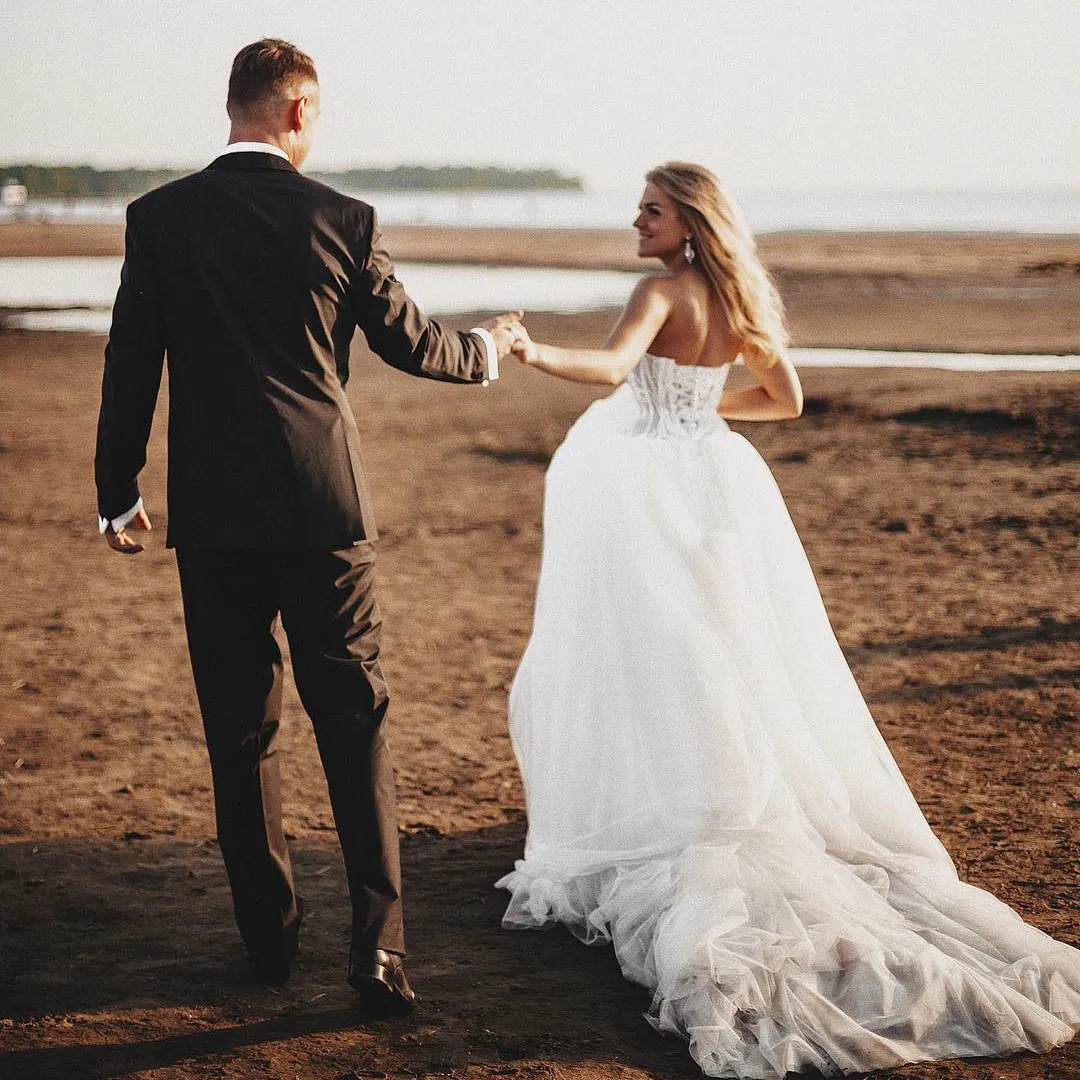 Line A Elegant Country Wedding Dresses Sweetheart Corset Long Train Bridal Gowns Lace Appliques Boho Beach Bride Dress Vestido De Novia ppliques