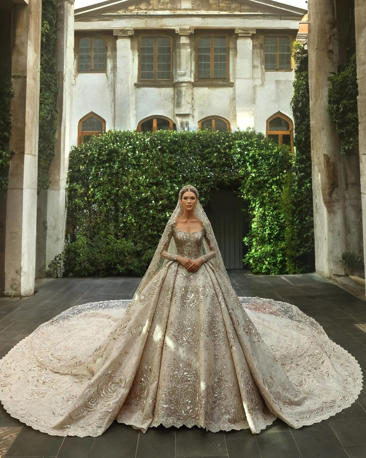 Gorgeous Women Wedding Scoop Neck Long Sleeves Bridal Gowns Sequins Appliques Court Train Dress Custom Made vestidos de novia