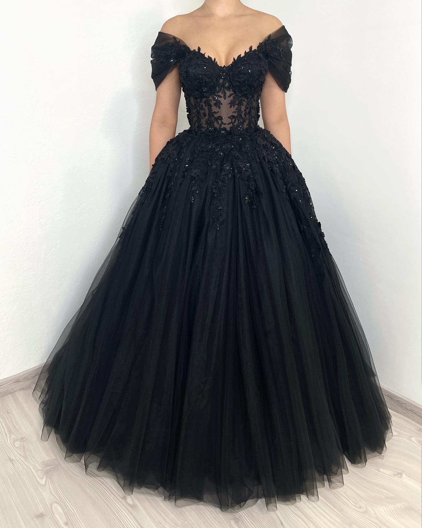 Glamorous A Line Gothic Off Shoulder Wedding Dresses Bridal Gowns Beading Appliques Lace Up Back Country Black Robe Mariage 0515