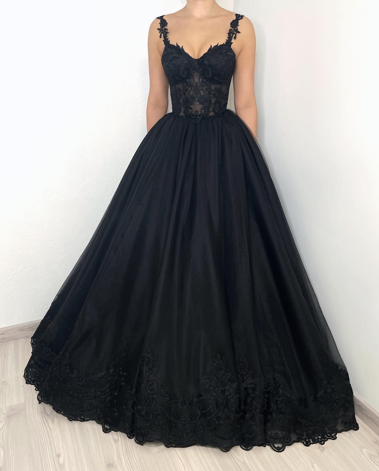 Glamorous a e gothic spaghetti wedding dresses bridal gowns lace appliques sweep train country black robe mariage