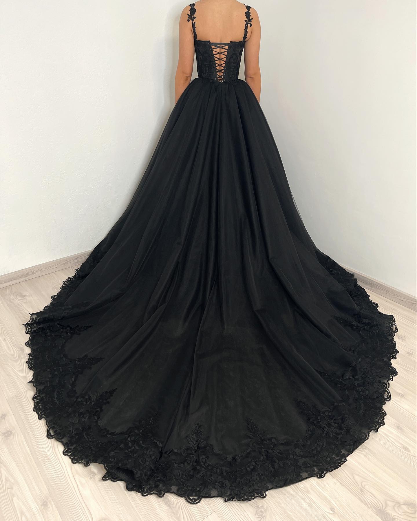 Glamorous a e gothic spaghetti wedding dresses bridal gowns lace appliques sweep train country black robe mariage