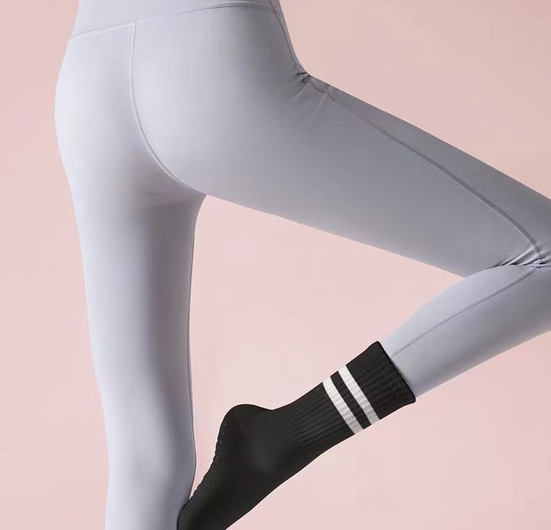 Half-Crew Throwback Womens Cotton Medium Tube Sports Socks Four Seasons Comfy Cushioning Classic Academic Style Stretchy Sweat-wicking Sock