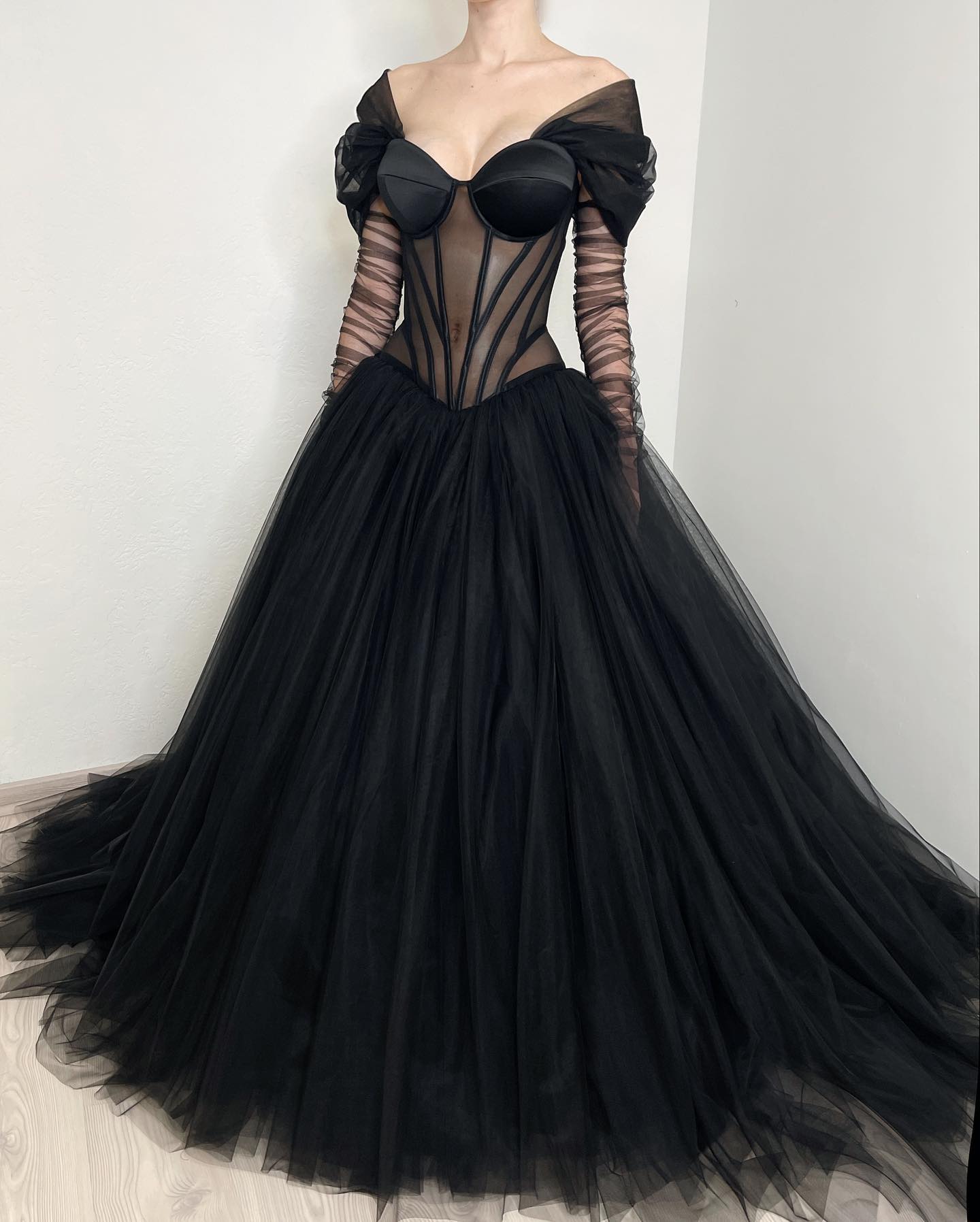Elegant A Line Gothic Illusion Long Sleeves Boho Dresses Bridal Gowns Bone Bodice Tulle Country Black Wedding Dress 0515