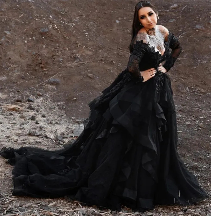 Vintage Black Gothic Wedding Dresses Off The Shoulder Long Sleeves Ruffle A Line Bridal Gowns Lace Appliques Open Back Lace-Up V-neck Plus Size Bride 