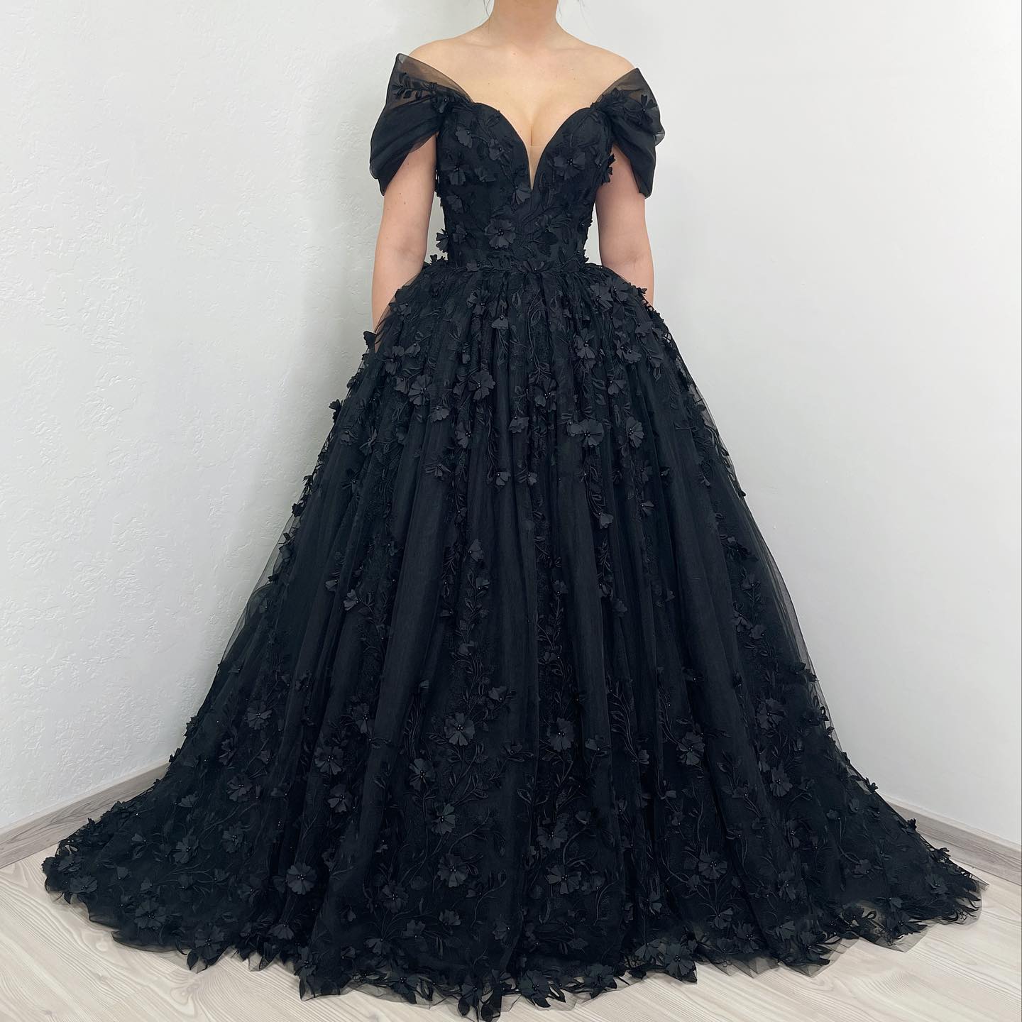 Gorgeous A Line Gothic Off Shoulder Boho Dresses Bridal Gowns 3D Appliques Lace Up Back Country Black Wedding Dress 0515