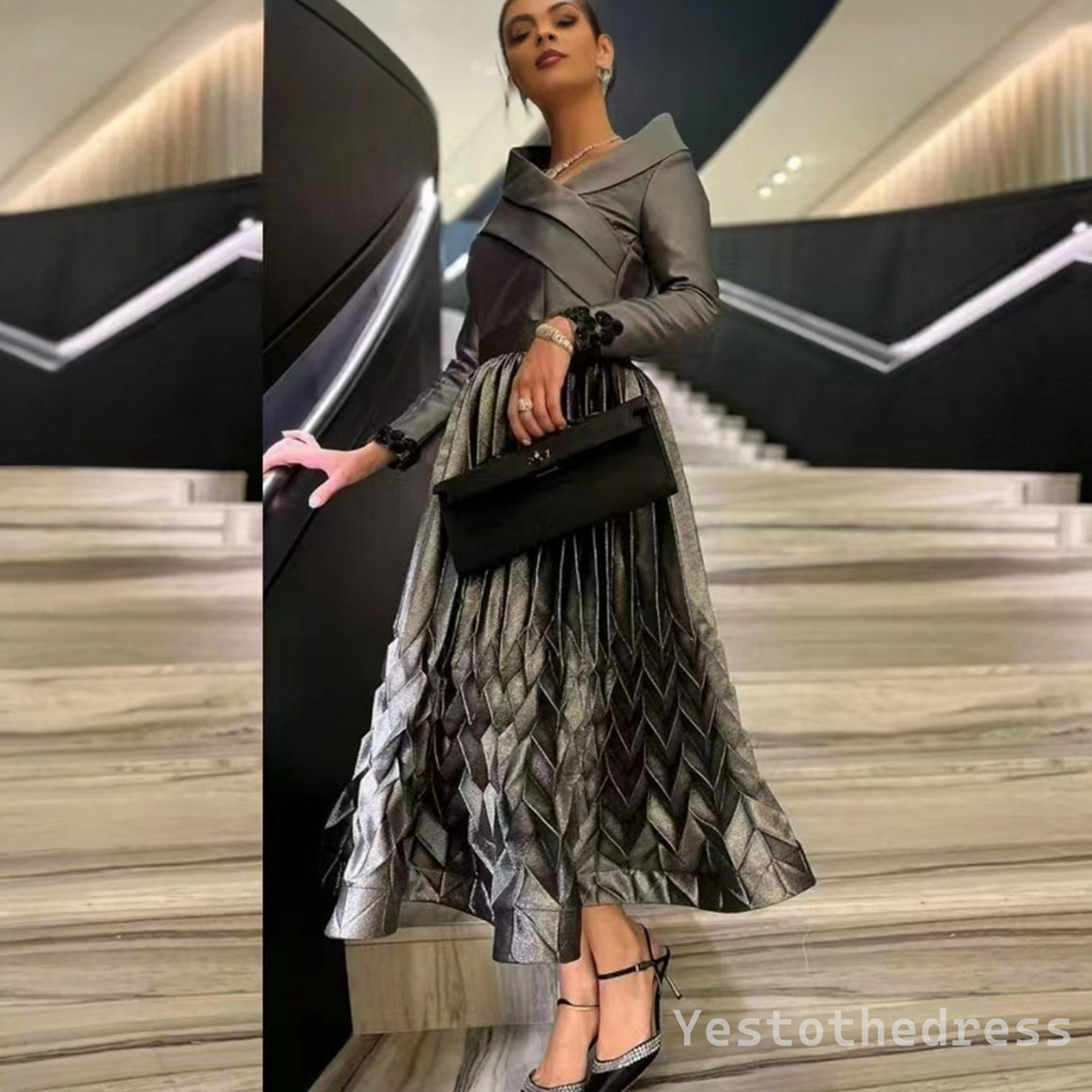 2024 Silver Mother of the Bride Gowns Formal Dresses for Women Short T Length Unique Neck Elegant Long Sleeves Pleated Groom's Mother Dress for W