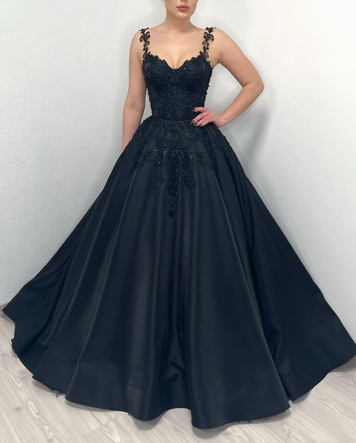 Gorgeous A Line Gothic Spaghetti Boho Dresses Bridal Gowns Appliques Lace Up Back Country Black Wedding Dress 0515
