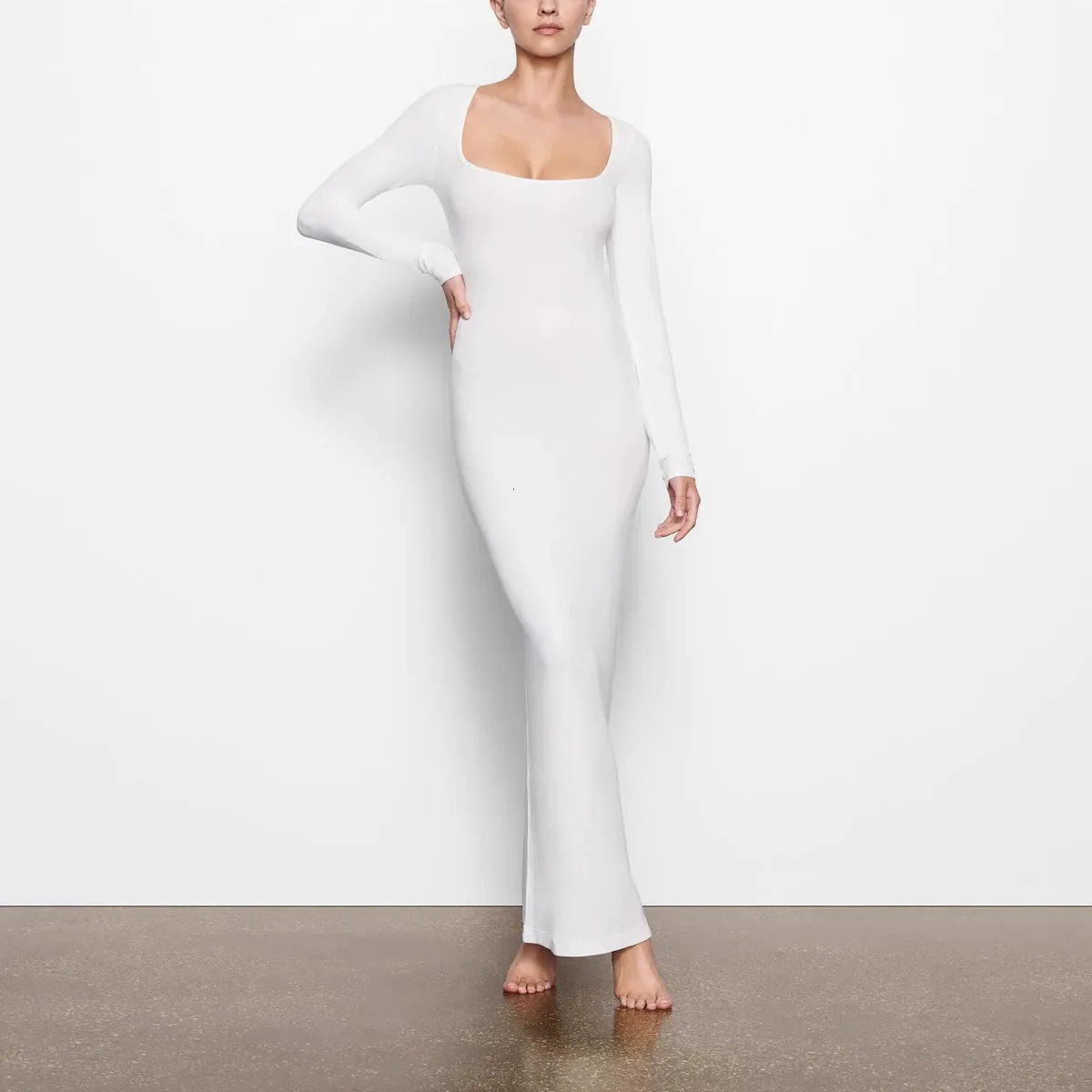 Kardashians Autumn Pure Desire Spicy Girl Appears Slim Wrapped Hips Wide necked Long sleeved Dress Womens Long Skirt 240309