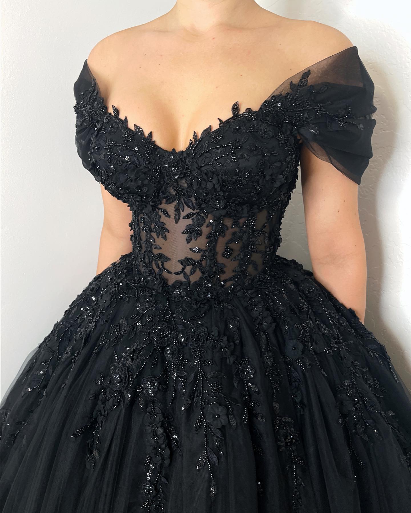 Glamorous A Line Gothic Off Shoulder Wedding Dresses Bridal Gowns Beading Appliques Lace Up Back Country Black Robe Mariage 0515