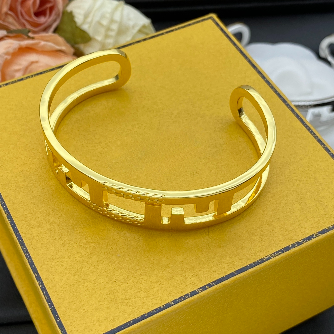 Bracelet gold Plated Letter Stainless Steel Open Bangle Fashion Cuff for Womens Jewelry