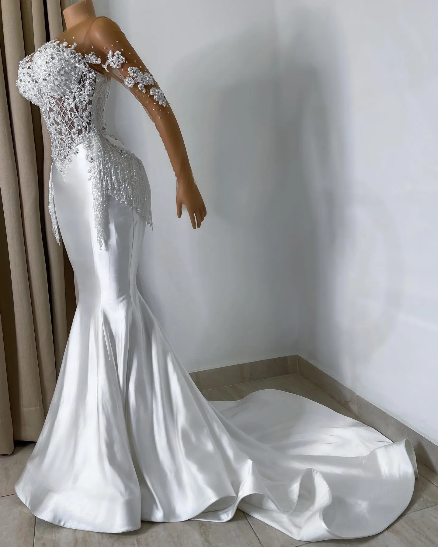Elegant White Mermaid Lace Wedding Dresses Pearls With Tassels Long Sleeves Appliqued Bridal Party Gowns Vestido De Novia 0431