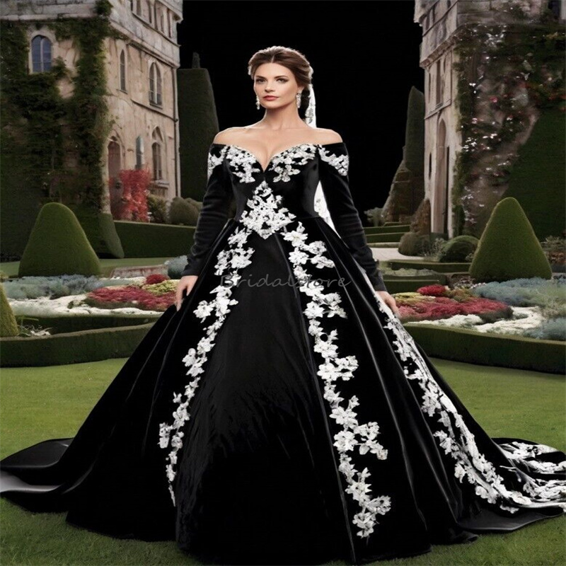Victorian Black Gothic Wedding Dress With White Appliques Fantasy Velvet Queen Hispanic Bridal Dress 2024 Long Sleeve Bride Dress Elegant Country Vest