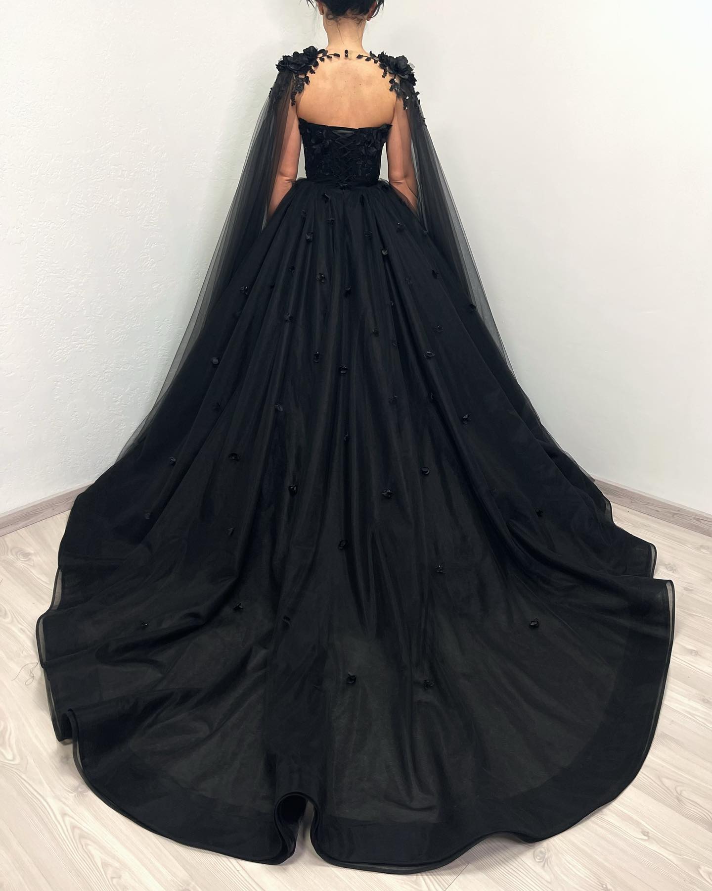 Gorgeous Black Gothic Wedding Dress With Wrap Sweetheart 3D Appliques Lace Up Back Country Bridal Gowns Robe de Mariage