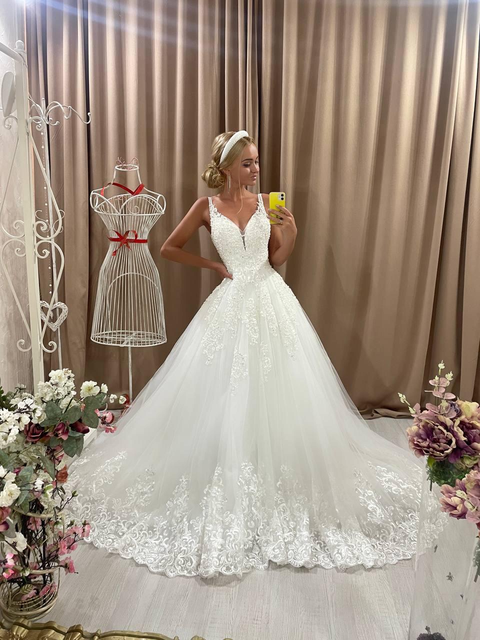 2024 New Arrival Beauty Sparkly Lace Deep V Neck Spaghetti Straps A-Line Wedding Dress Beaded Embroidery Appliques Sleeveless Bridal Gowns