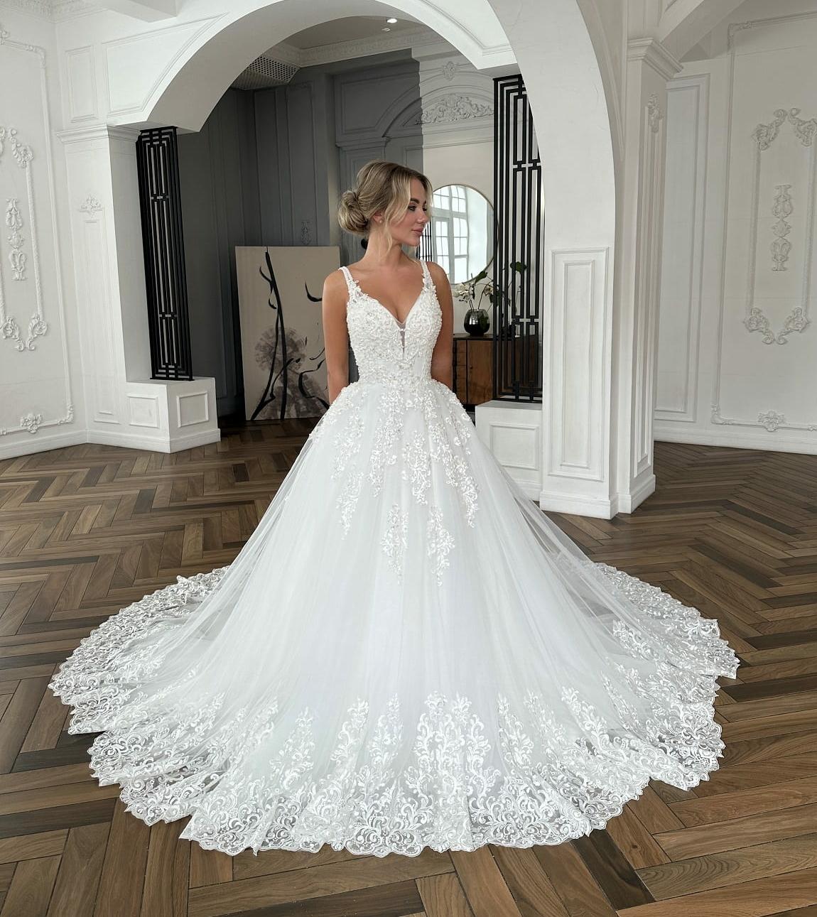 2024 New Arrival Beauty Sparkly Lace Deep V Neck Spaghetti Straps A-Line Wedding Dress Beaded Embroidery Appliques Sleeveless Bridal Gowns