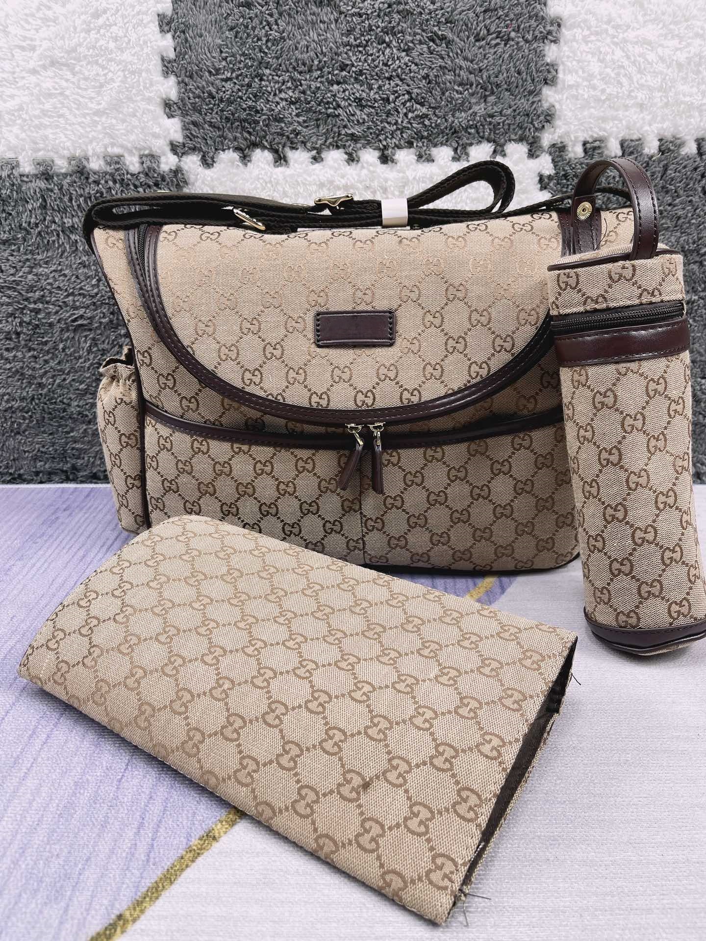 A very practical mommy bag is very easy to hold