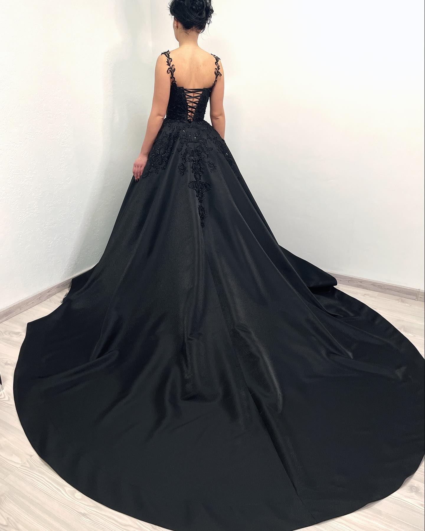 Gorgeous A Line Gothic Spaghetti Boho Dresses Bridal Gowns Appliques Lace Up Back Country Black Wedding Dress 0515