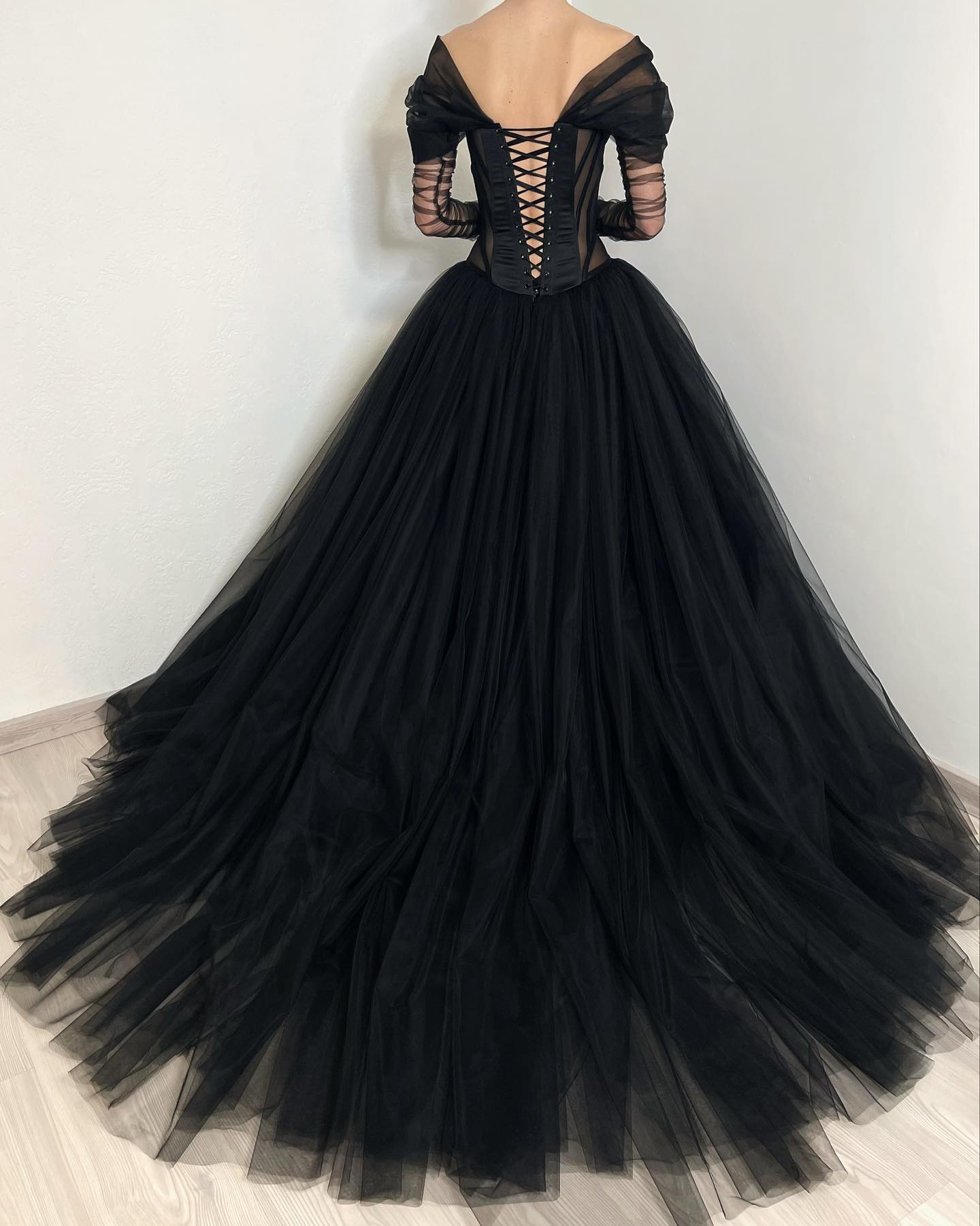 Elegant A Line Gothic Illusion Long Sleeves Boho Dresses Bridal Gowns Bone Bodice Tulle Country Black Wedding Dress 0515