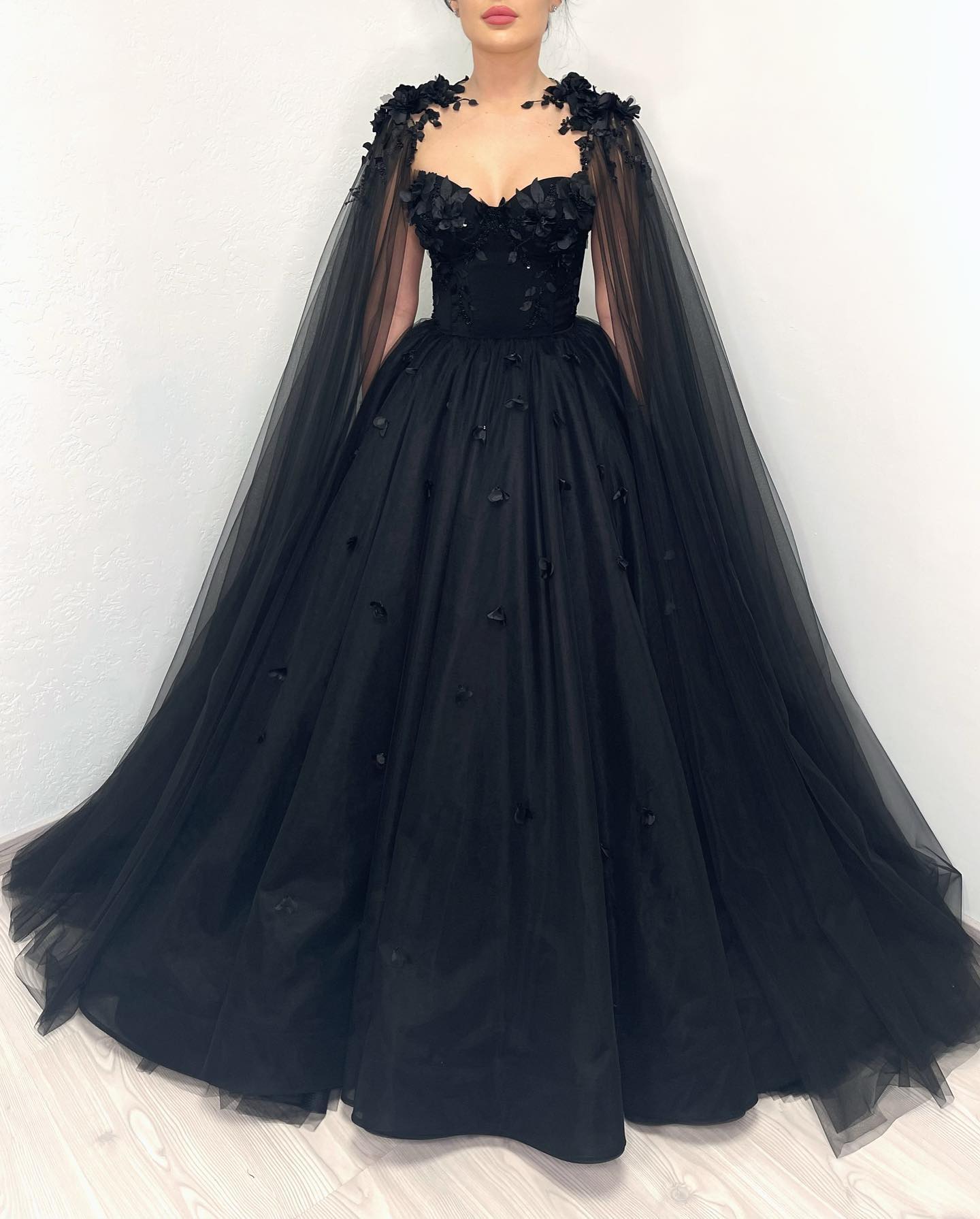 Gorgeous Black Gothic Wedding Dress With Wrap Sweetheart 3D Appliques Lace Up Back Country Bridal Gowns Robe de Mariage