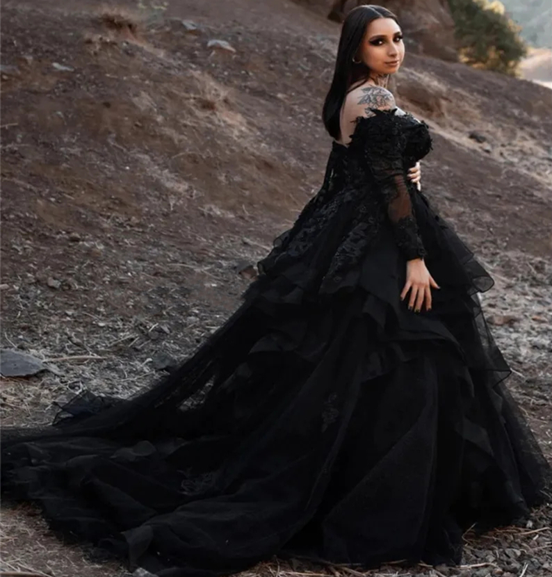 Vintage Black Gothic Wedding Dresses Off The Shoulder Long Sleeves Ruffle A Line Bridal Gowns Lace Appliques Open Back Lace-Up V-neck Plus Size Bride 