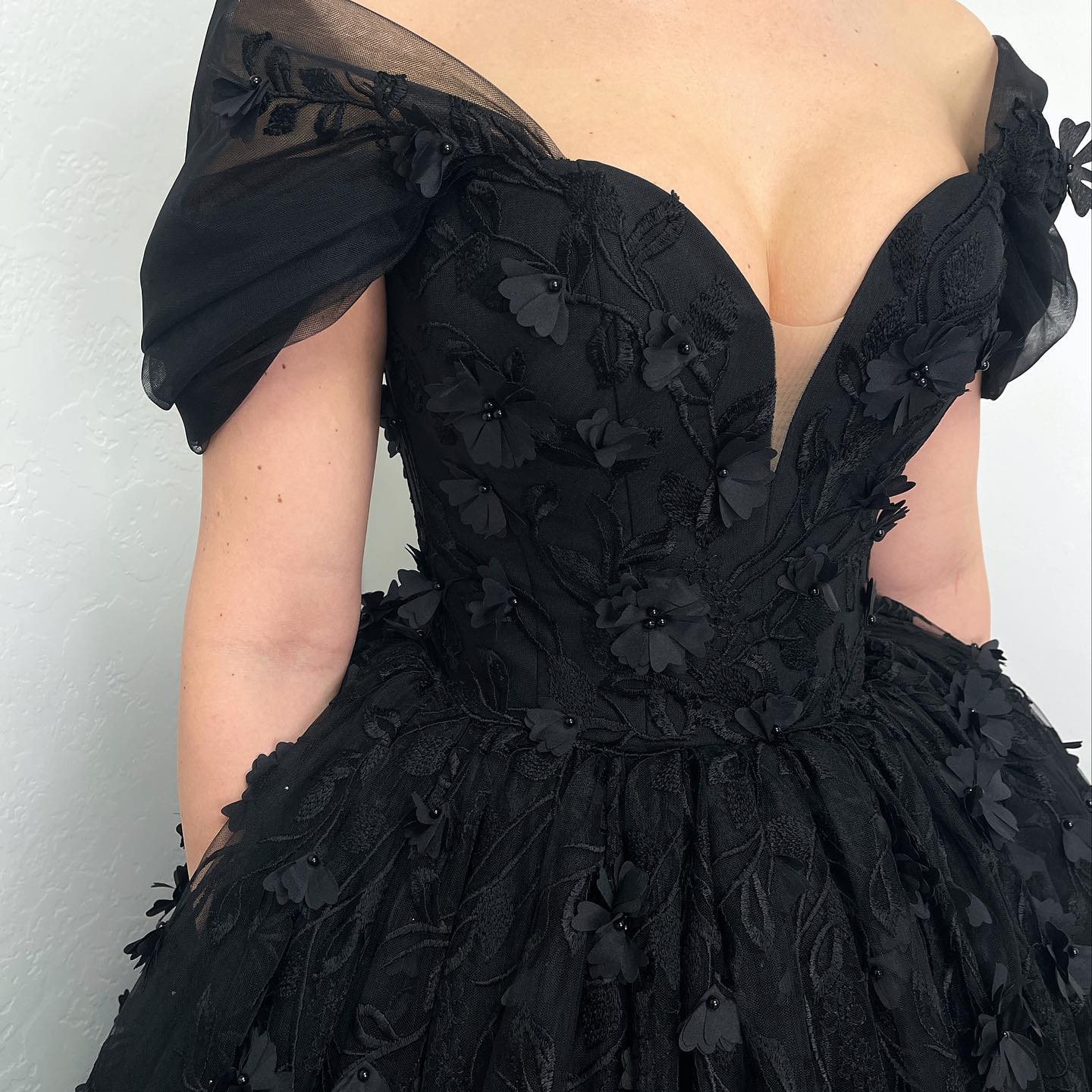 Gorgeous A Line Gothic Off Shoulder Boho Dresses Bridal Gowns 3D Appliques Lace Up Back Country Black Wedding Dress 0515