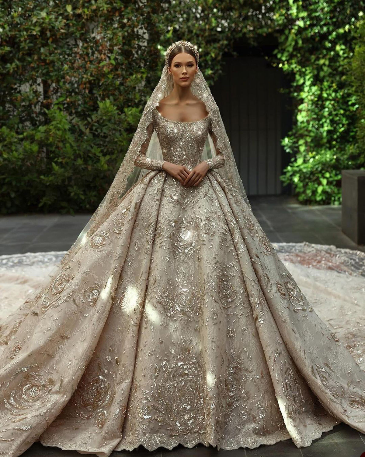 Gorgeous Women Wedding Scoop Neck Long Sleeves Bridal Gowns Sequins Appliques Court Train Dress Custom Made vestidos de novia