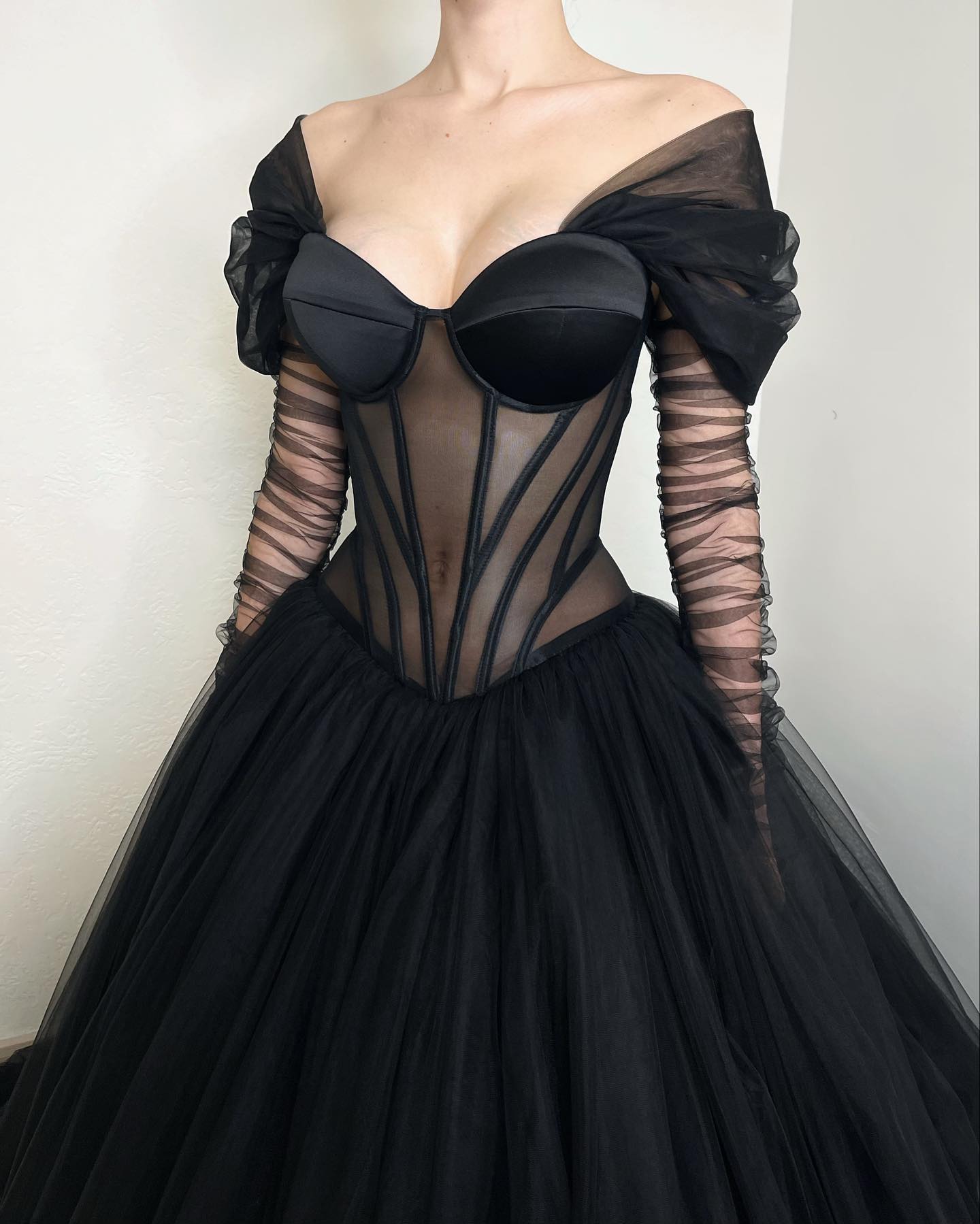 Elegant A Line Gothic Illusion Long Sleeves Boho Dresses Bridal Gowns Bone Bodice Tulle Country Black Wedding Dress 0515