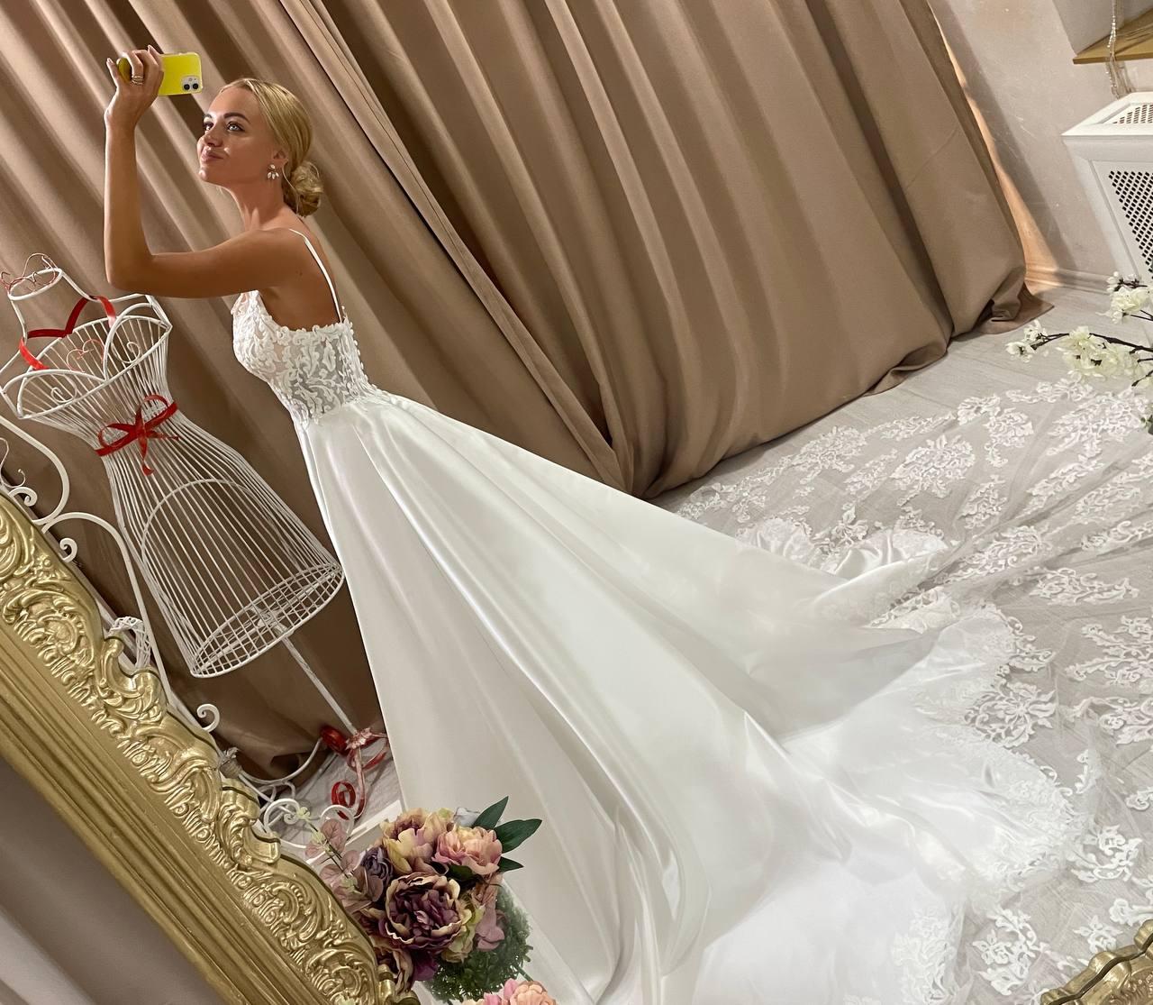 Elegant Satin Spaghetti Straps A-Line Wedding Dress Uniquisite Court Train Beaded Embroidery Appliques Lace Bridal Gowns can be customized 2024