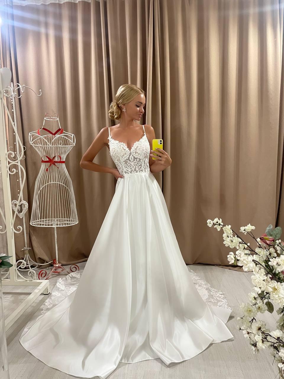 Elegant Satin Spaghetti Straps A-Line Wedding Dress Uniquisite Court Train Beaded Embroidery Appliques Lace Bridal Gowns can be customized 2024