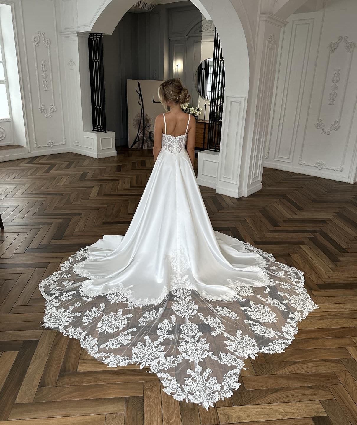 Elegant Satin Spaghetti Straps A-Line Wedding Dress Uniquisite Court Train Beaded Embroidery Appliques Lace Bridal Gowns can be customized 2024