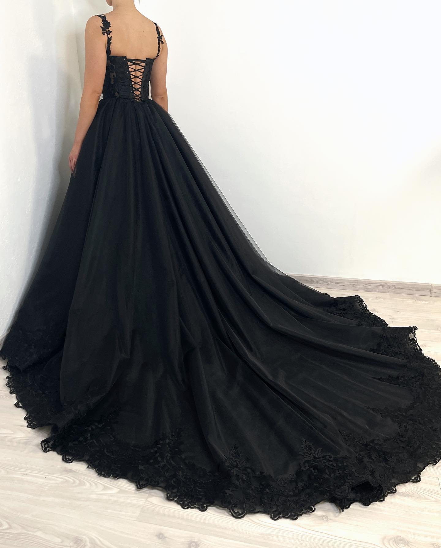 Glamorous a e gothic spaghetti wedding dresses bridal gowns lace appliques sweep train country black robe mariage