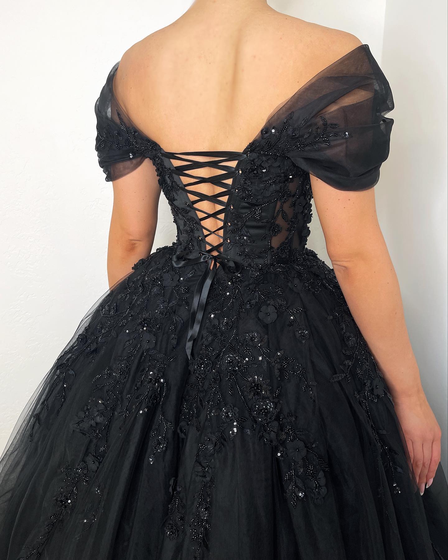 Glamorous A Line Gothic Off Shoulder Wedding Dresses Bridal Gowns Beading Appliques Lace Up Back Country Black Robe Mariage 0515