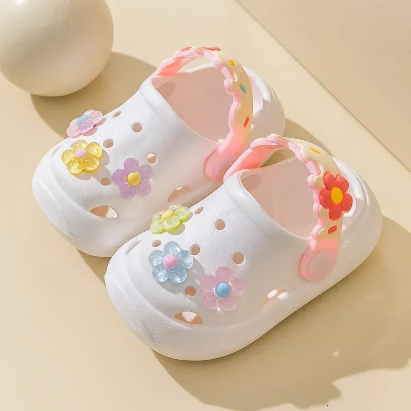 Summer Childrens Slippers Baby Cute Flowers Soft Sole Sandals Indoor Soft Anti Slip Girl Sandals Hole Shoes Kids Beach Shoes 240318