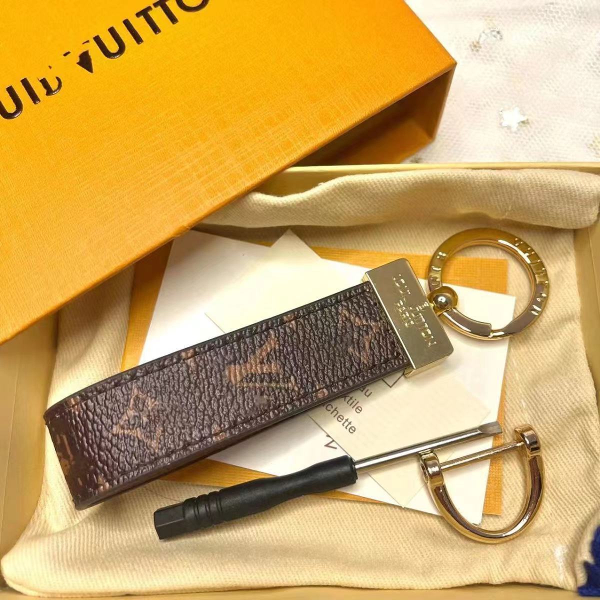 llV classic MONOGRAM keychain old flower bag pendant pendant short cute jewelry same style for men and women