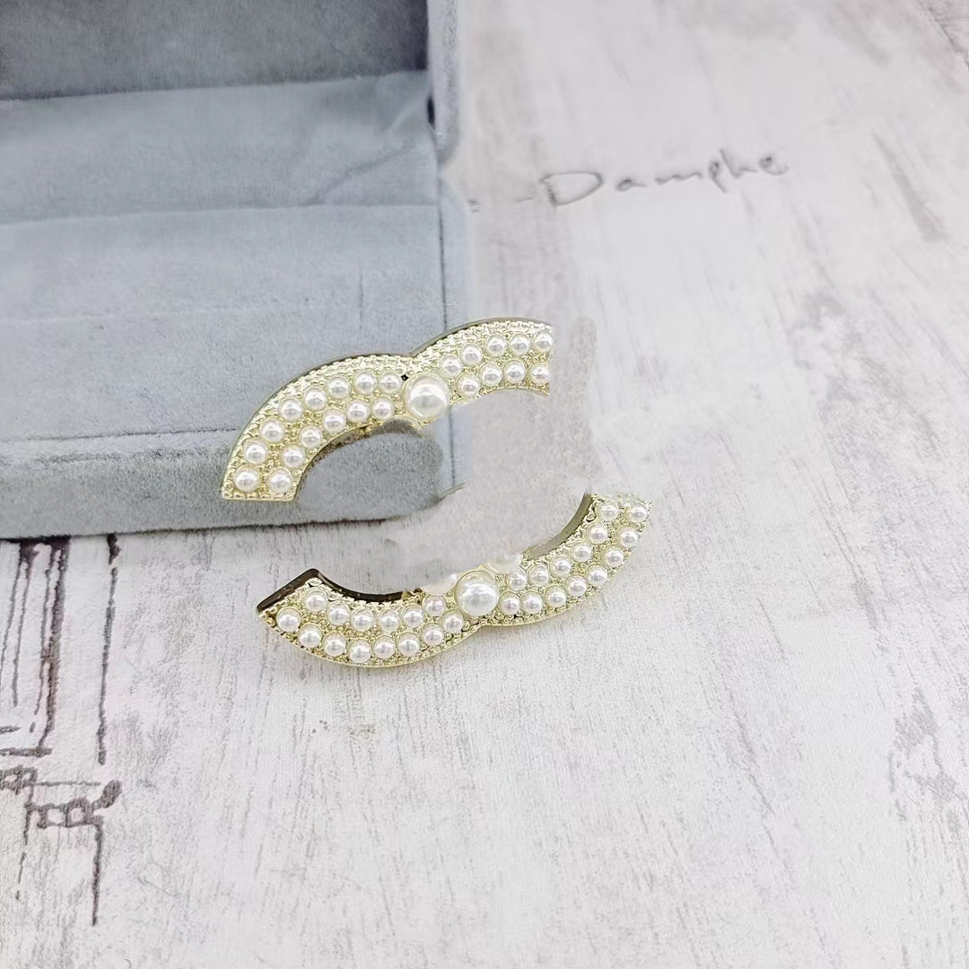 Brooches Designer Pearls Pins For Women Luxury Brooch With Fashion Letter Alloy Brooch Suit Sweater Hat Bag Jewelry Decoration Overcoat