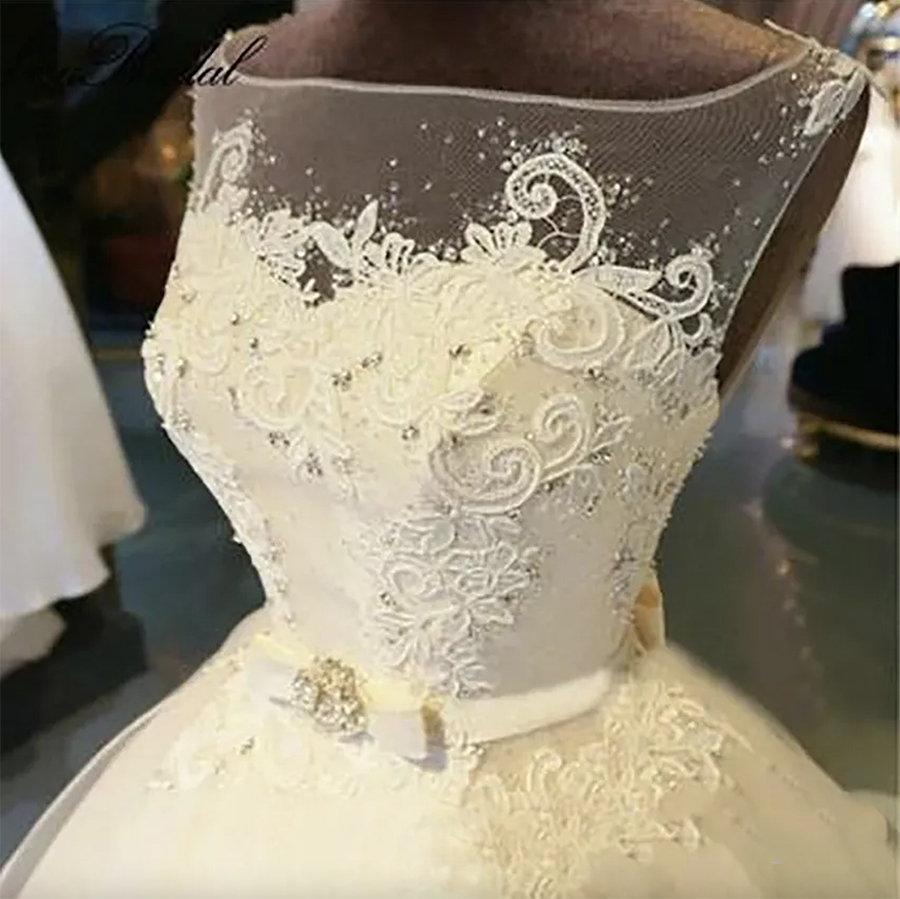2024 Beautiful Ball Gown Sleeveless Tulle Wedding Dresses Illusion Necke Appliques Elegnat Bridal Gowns Custom Made Court Train