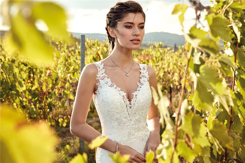 New Summer Garden Wedding Dresses Mermaid V Neck Appliques Sweep Train Button Covered Back Bridal Gowns Custom Made Bc1752