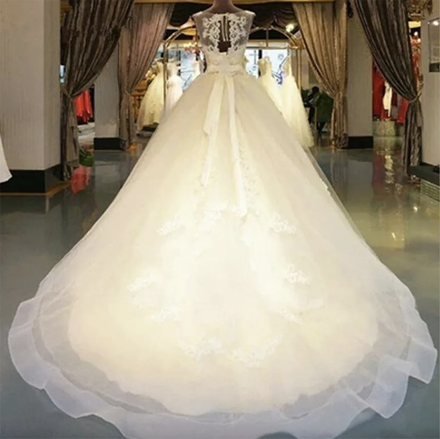 2024 Beautiful Ball Gown Sleeveless Tulle Wedding Dresses Illusion Necke Appliques Elegnat Bridal Gowns Custom Made Court Train